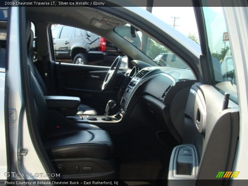 Silver Ice Metallic / Ebony 2009 Chevrolet Traverse LT