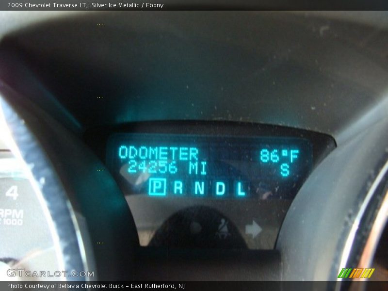 Silver Ice Metallic / Ebony 2009 Chevrolet Traverse LT