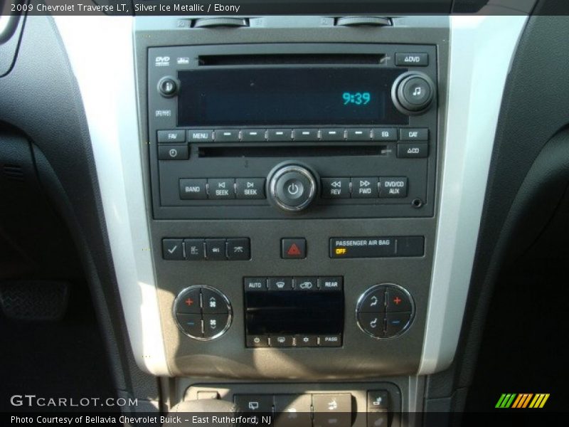 Silver Ice Metallic / Ebony 2009 Chevrolet Traverse LT