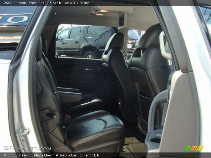 Silver Ice Metallic / Ebony 2009 Chevrolet Traverse LT