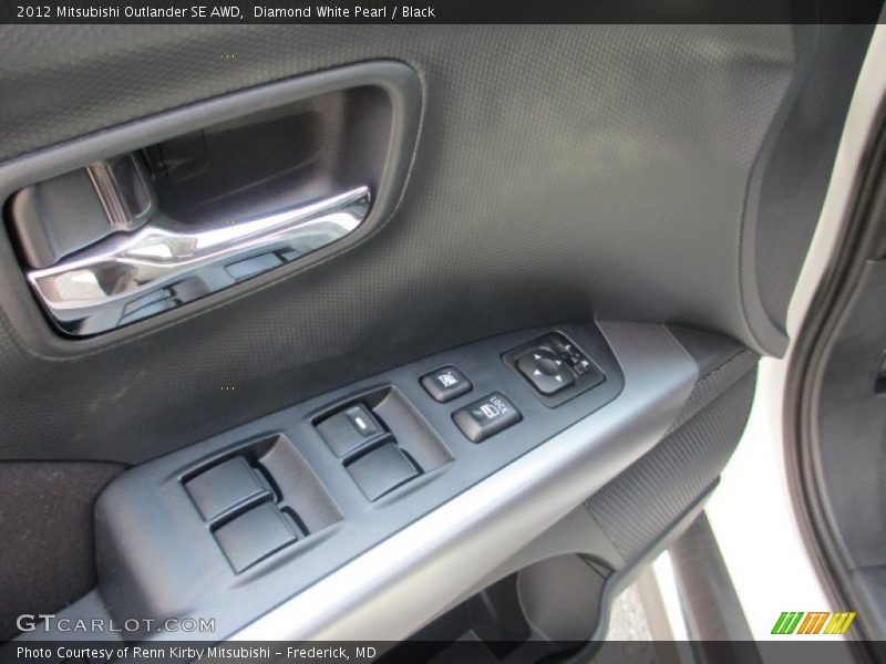 Diamond White Pearl / Black 2012 Mitsubishi Outlander SE AWD