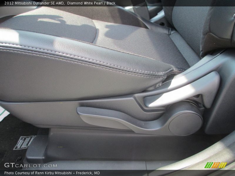 Diamond White Pearl / Black 2012 Mitsubishi Outlander SE AWD