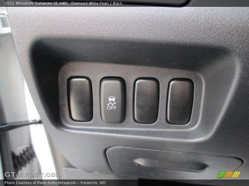 Diamond White Pearl / Black 2012 Mitsubishi Outlander SE AWD