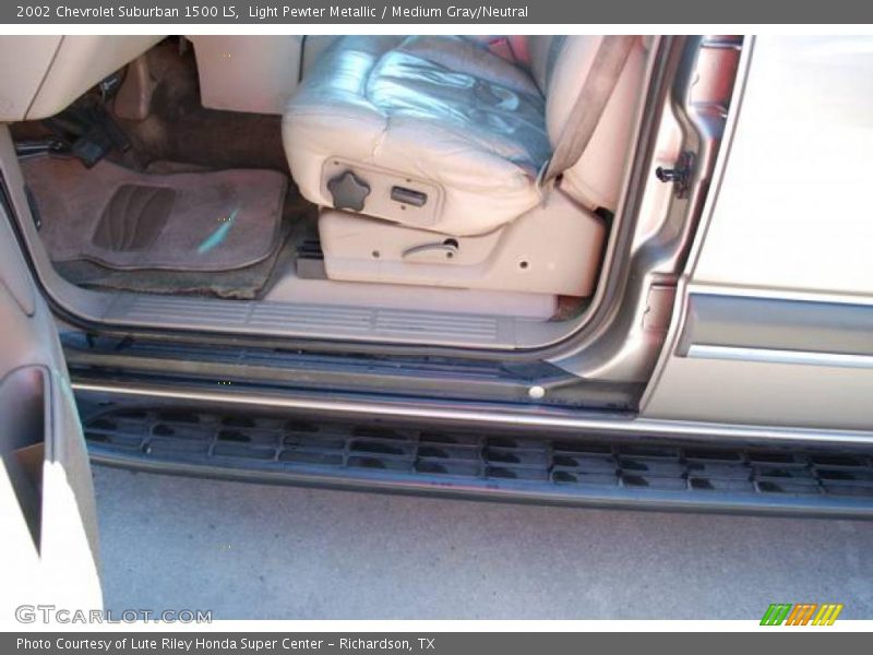 Light Pewter Metallic / Medium Gray/Neutral 2002 Chevrolet Suburban 1500 LS