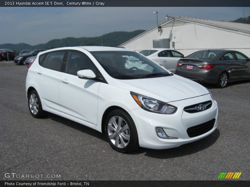 Front 3/4 View of 2013 Accent SE 5 Door