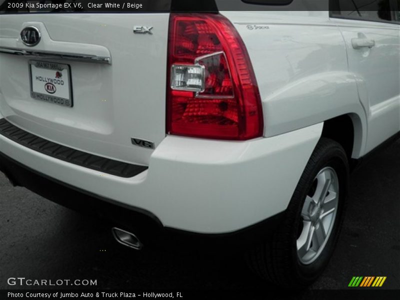Clear White / Beige 2009 Kia Sportage EX V6