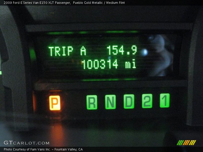 Pueblo Gold Metallic / Medium Flint 2009 Ford E Series Van E150 XLT Passenger