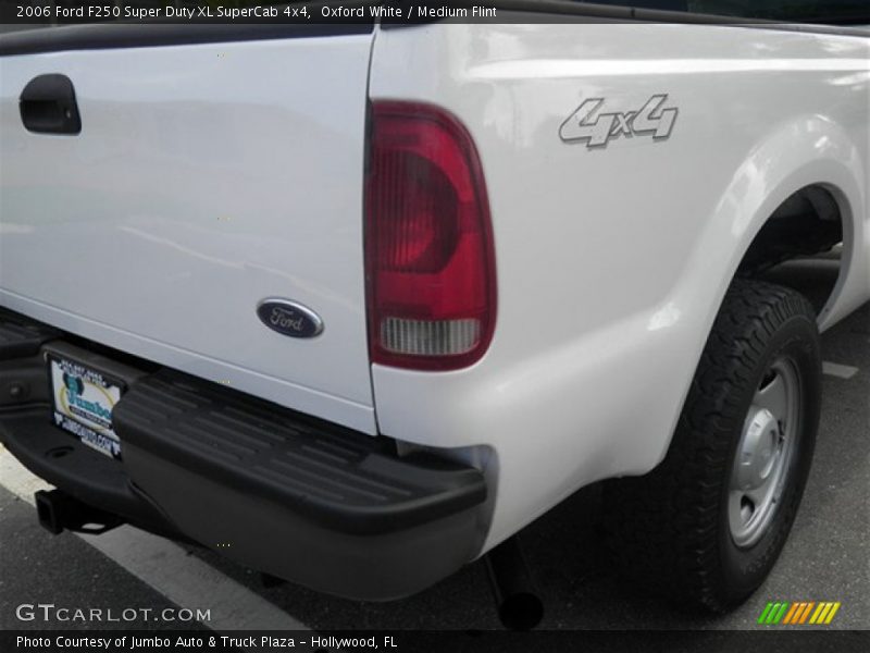 Oxford White / Medium Flint 2006 Ford F250 Super Duty XL SuperCab 4x4