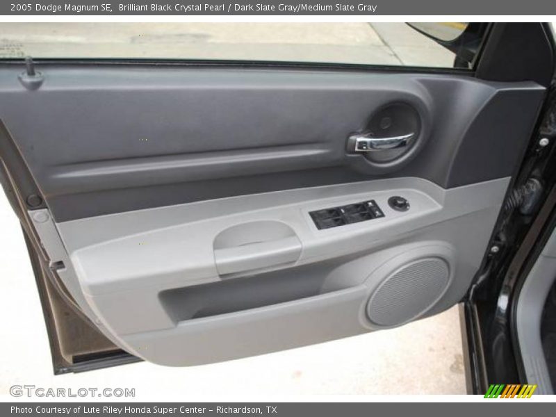 Brilliant Black Crystal Pearl / Dark Slate Gray/Medium Slate Gray 2005 Dodge Magnum SE