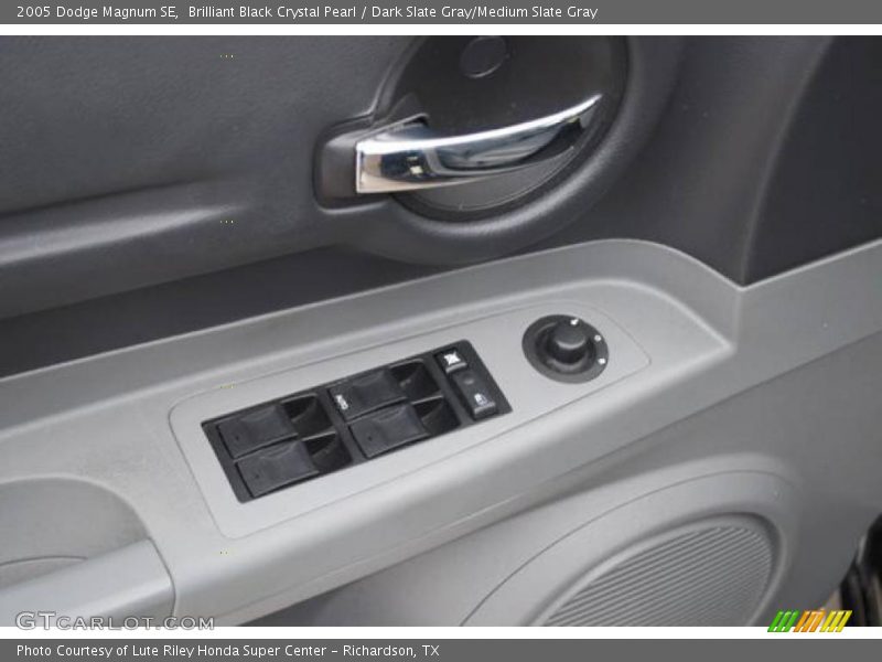 Brilliant Black Crystal Pearl / Dark Slate Gray/Medium Slate Gray 2005 Dodge Magnum SE