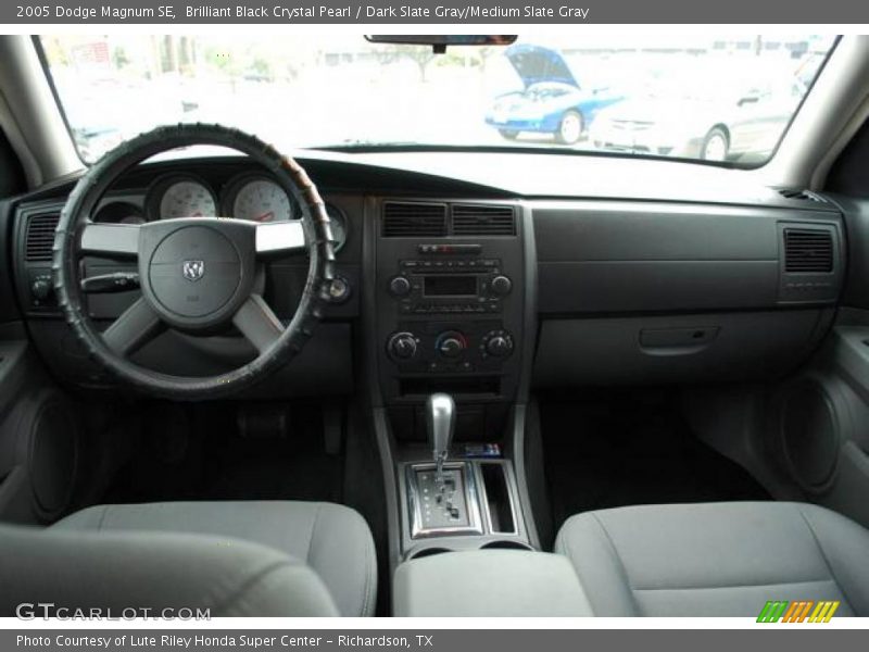 Brilliant Black Crystal Pearl / Dark Slate Gray/Medium Slate Gray 2005 Dodge Magnum SE