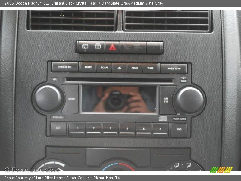 Brilliant Black Crystal Pearl / Dark Slate Gray/Medium Slate Gray 2005 Dodge Magnum SE