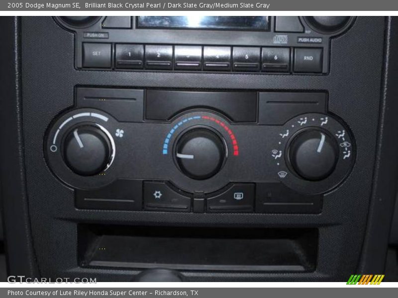 Brilliant Black Crystal Pearl / Dark Slate Gray/Medium Slate Gray 2005 Dodge Magnum SE