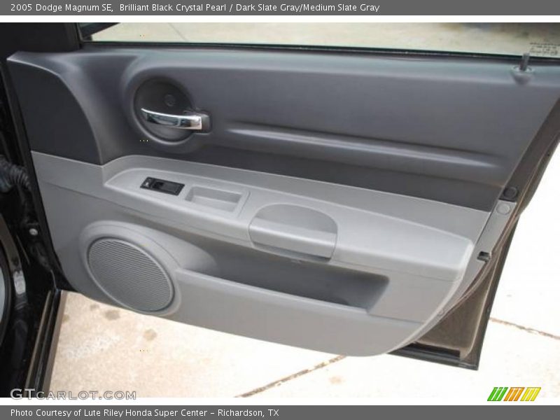 Brilliant Black Crystal Pearl / Dark Slate Gray/Medium Slate Gray 2005 Dodge Magnum SE