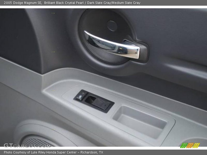 Brilliant Black Crystal Pearl / Dark Slate Gray/Medium Slate Gray 2005 Dodge Magnum SE