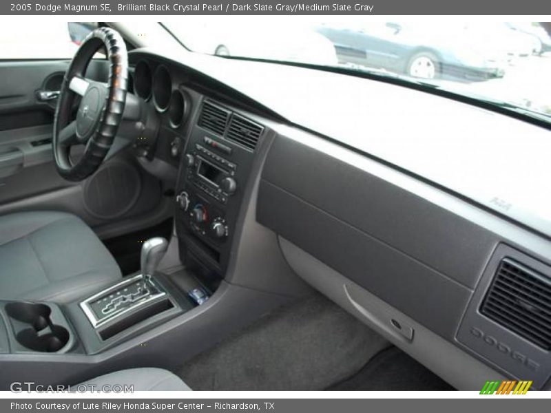 Brilliant Black Crystal Pearl / Dark Slate Gray/Medium Slate Gray 2005 Dodge Magnum SE