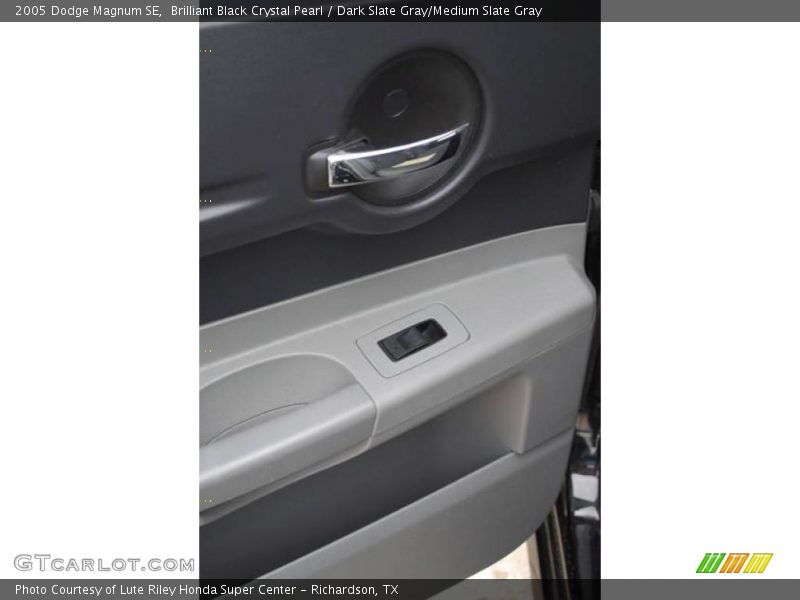 Brilliant Black Crystal Pearl / Dark Slate Gray/Medium Slate Gray 2005 Dodge Magnum SE
