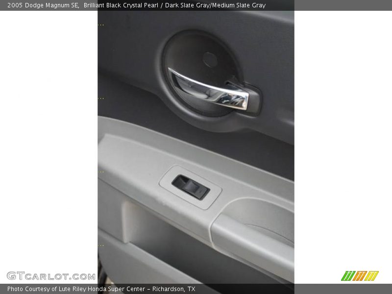 Brilliant Black Crystal Pearl / Dark Slate Gray/Medium Slate Gray 2005 Dodge Magnum SE