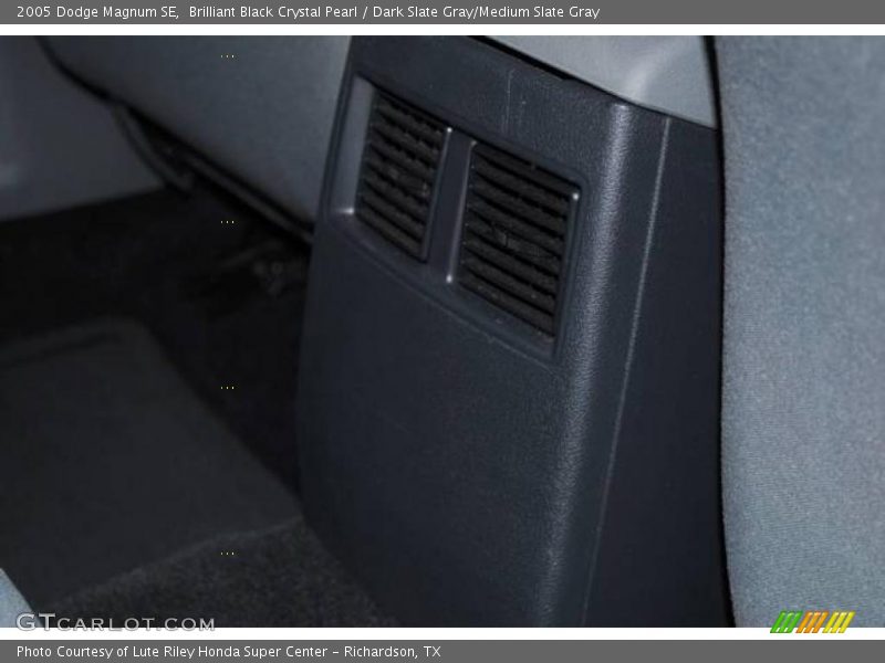 Brilliant Black Crystal Pearl / Dark Slate Gray/Medium Slate Gray 2005 Dodge Magnum SE