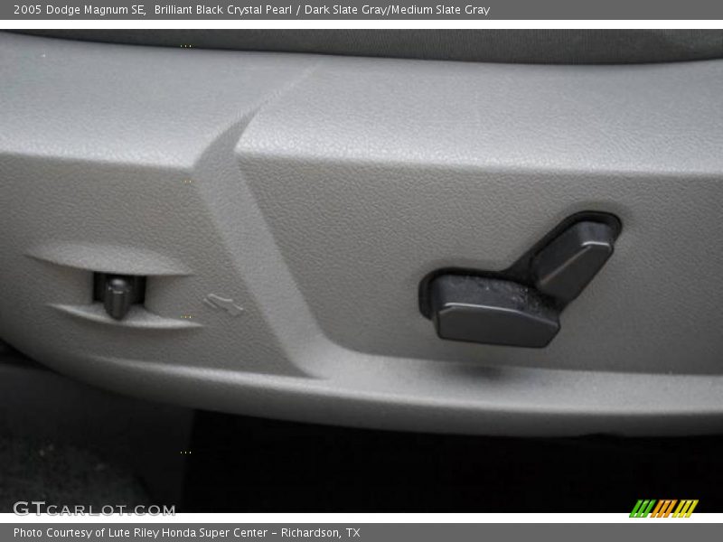 Brilliant Black Crystal Pearl / Dark Slate Gray/Medium Slate Gray 2005 Dodge Magnum SE