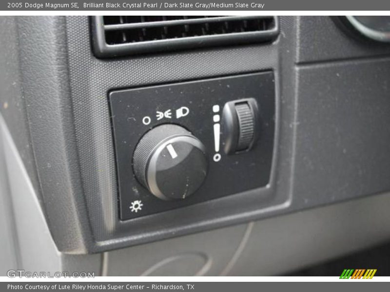 Brilliant Black Crystal Pearl / Dark Slate Gray/Medium Slate Gray 2005 Dodge Magnum SE