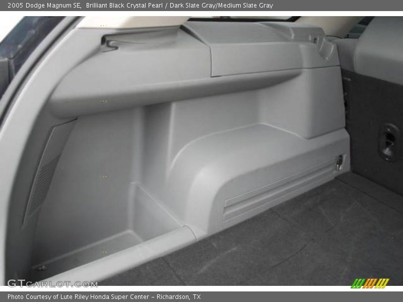 Brilliant Black Crystal Pearl / Dark Slate Gray/Medium Slate Gray 2005 Dodge Magnum SE
