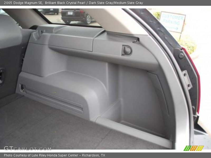 Brilliant Black Crystal Pearl / Dark Slate Gray/Medium Slate Gray 2005 Dodge Magnum SE