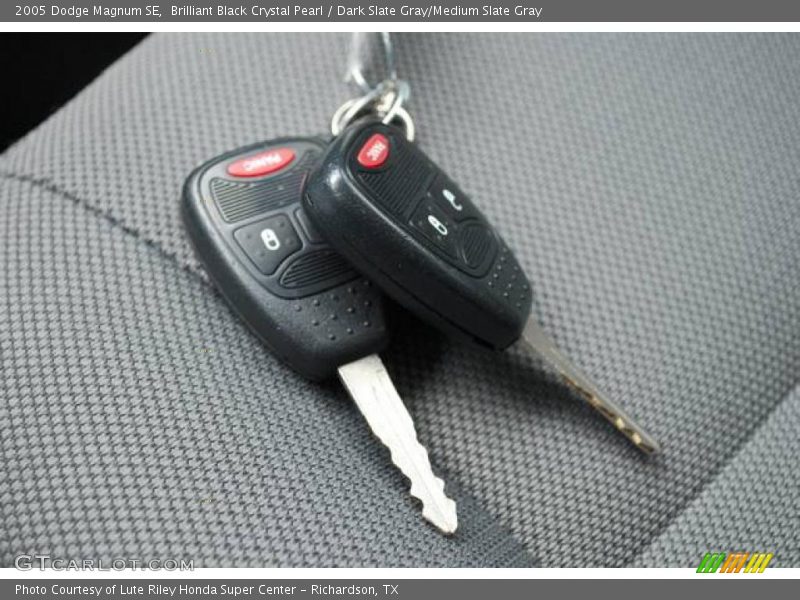 Brilliant Black Crystal Pearl / Dark Slate Gray/Medium Slate Gray 2005 Dodge Magnum SE