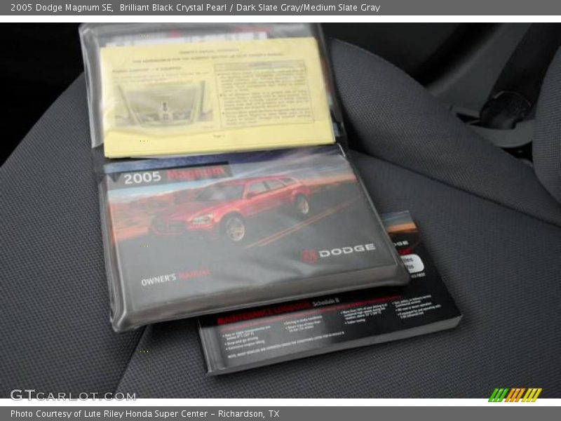Brilliant Black Crystal Pearl / Dark Slate Gray/Medium Slate Gray 2005 Dodge Magnum SE