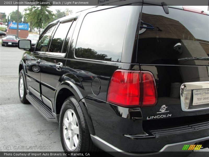 Black / Light Parchment 2003 Lincoln Navigator Luxury