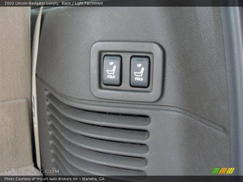 Black / Light Parchment 2003 Lincoln Navigator Luxury