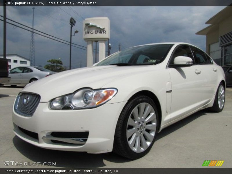 Front 3/4 View of 2009 XF Luxury
