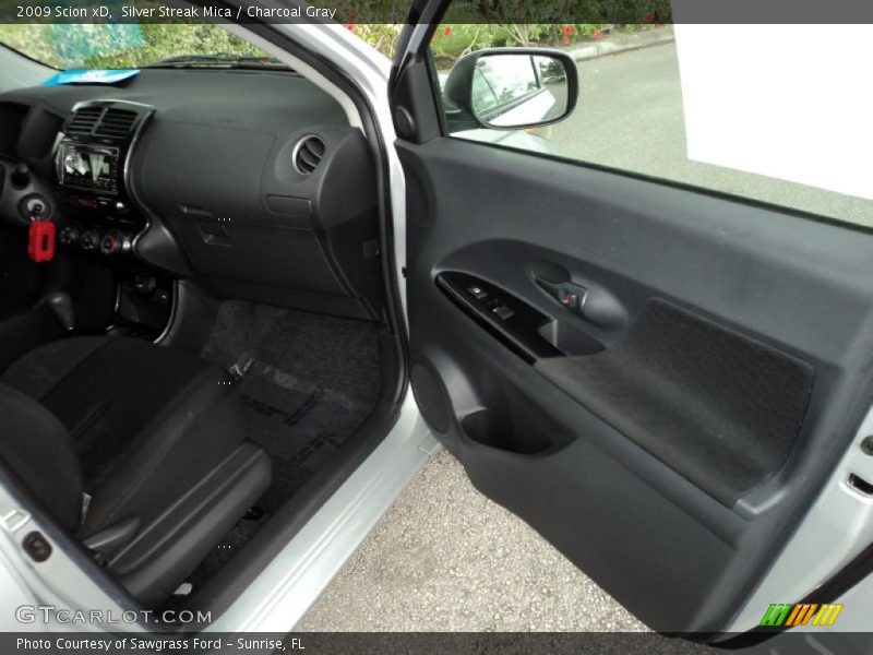 Silver Streak Mica / Charcoal Gray 2009 Scion xD