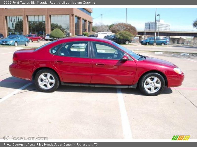 Matador Red Metallic / Medium Graphite 2002 Ford Taurus SE