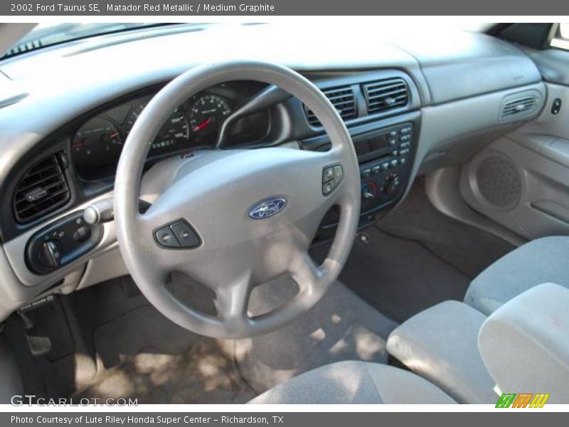 Matador Red Metallic / Medium Graphite 2002 Ford Taurus SE