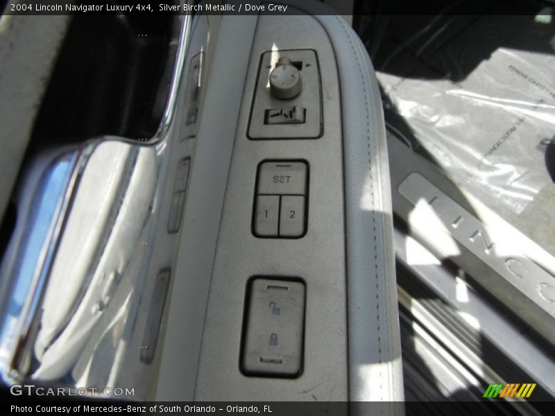 Silver Birch Metallic / Dove Grey 2004 Lincoln Navigator Luxury 4x4