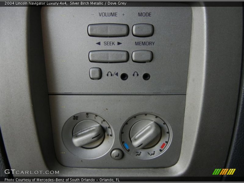 Silver Birch Metallic / Dove Grey 2004 Lincoln Navigator Luxury 4x4