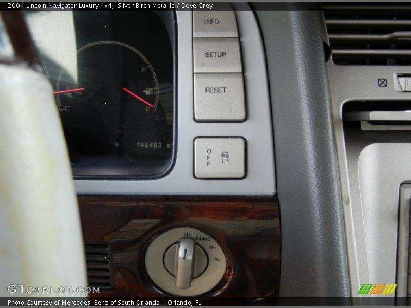 Silver Birch Metallic / Dove Grey 2004 Lincoln Navigator Luxury 4x4
