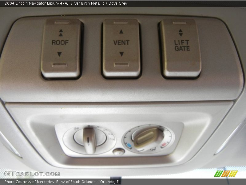 Silver Birch Metallic / Dove Grey 2004 Lincoln Navigator Luxury 4x4