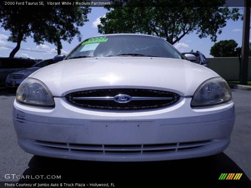 Vibrant White / Medium Parchment 2000 Ford Taurus SE