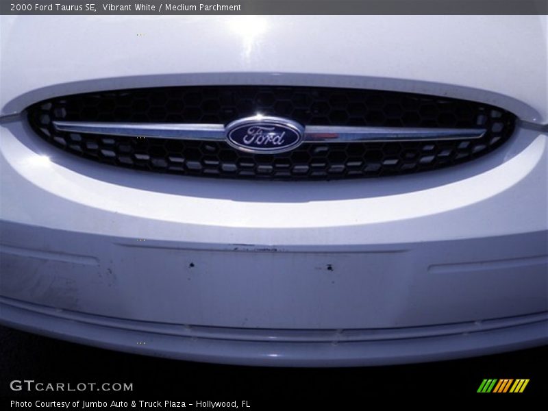 Vibrant White / Medium Parchment 2000 Ford Taurus SE