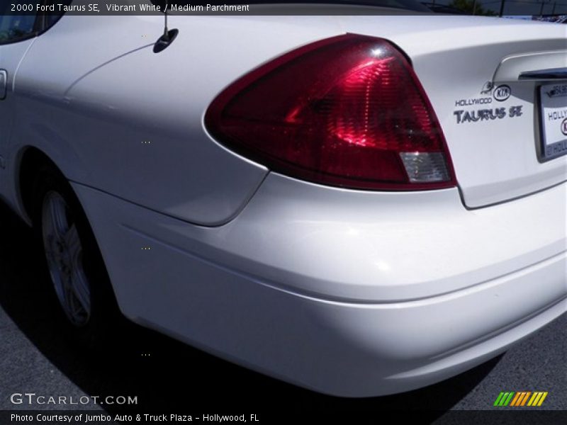 Vibrant White / Medium Parchment 2000 Ford Taurus SE