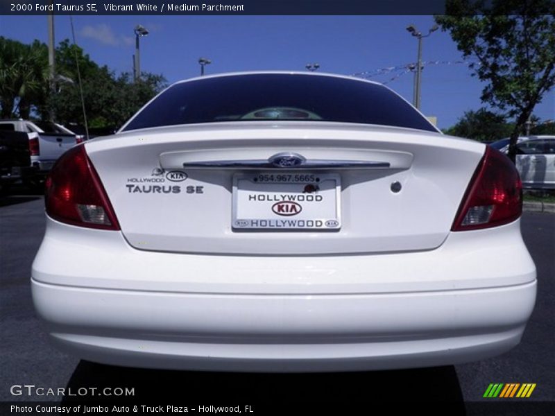 Vibrant White / Medium Parchment 2000 Ford Taurus SE