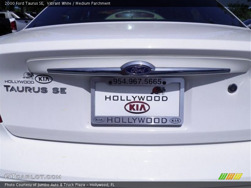 Vibrant White / Medium Parchment 2000 Ford Taurus SE