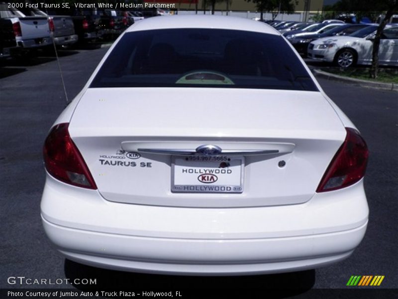 Vibrant White / Medium Parchment 2000 Ford Taurus SE