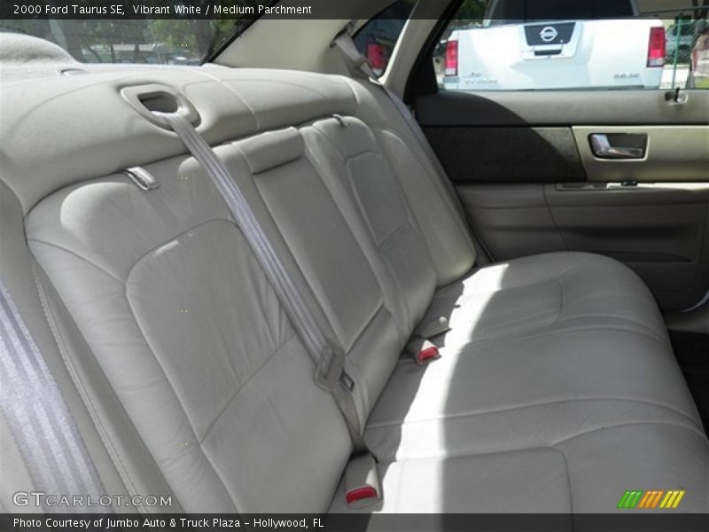 Vibrant White / Medium Parchment 2000 Ford Taurus SE