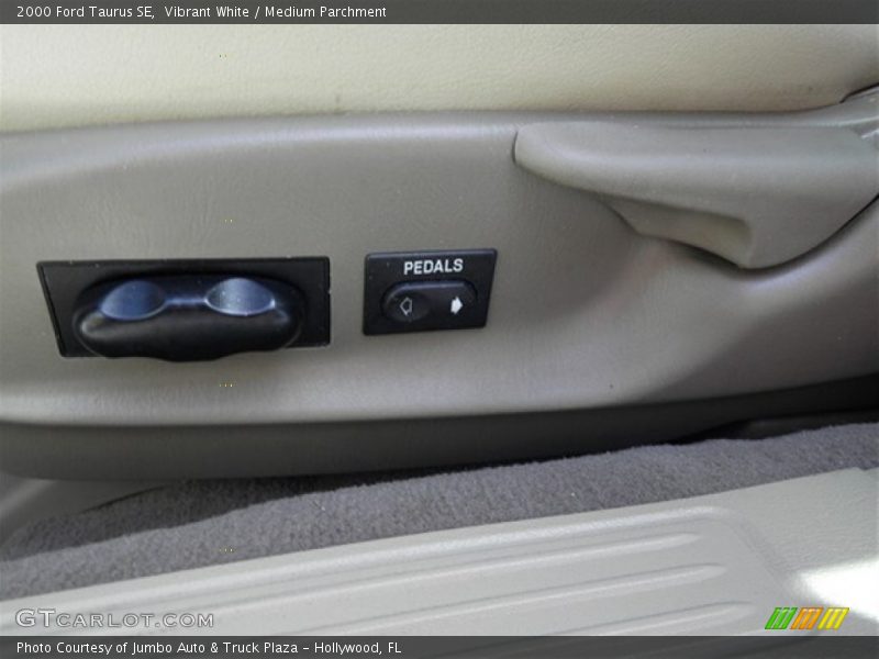 Vibrant White / Medium Parchment 2000 Ford Taurus SE