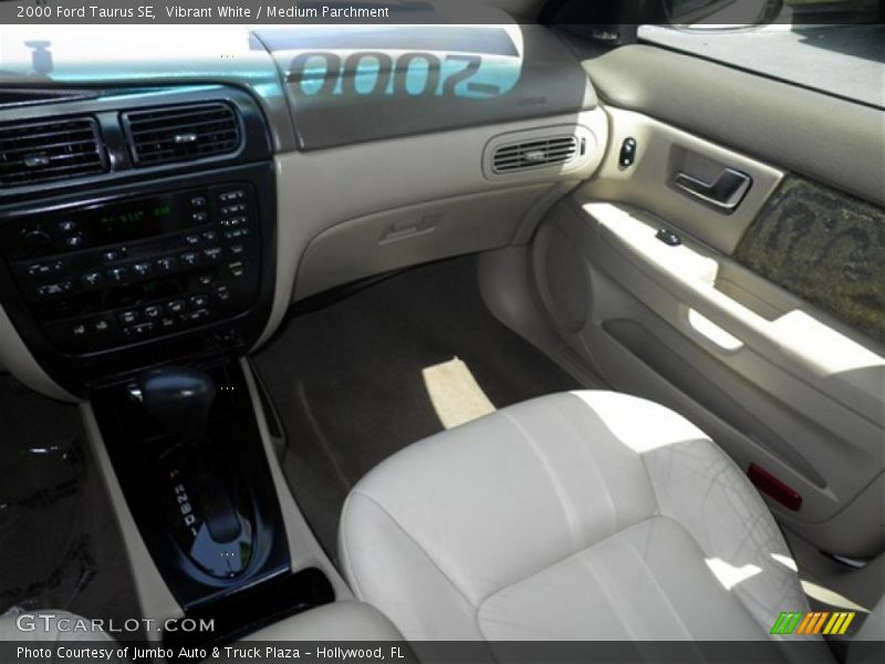 Vibrant White / Medium Parchment 2000 Ford Taurus SE