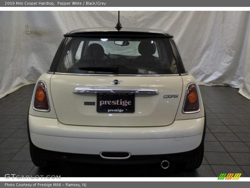 Pepper White / Black/Grey 2009 Mini Cooper Hardtop