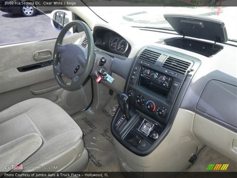 Clear White / Beige 2002 Kia Sedona EX